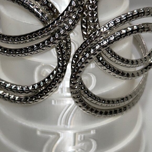 Vintage-Inspired Silver-Tone Openwork Hinged Bracelet Elegant Design - Picture 9 of 9